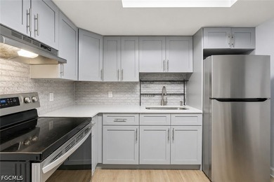 Excellent investment opportunity! This income-producing duplex - photo 2