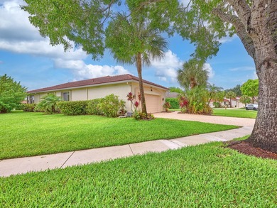 AMAZING OPPORTUNITY TO OWN A 3/2/2 WATERFRONT HOME IN EXCLUSIVE - photo 8