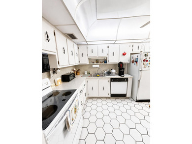 Don't miss out on this bright & spacious 2 bedroom, 2 bath - photo 7