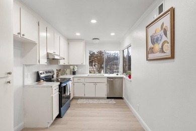 This stunning upstairs townhouse-style condo offers the perfect - photo 9
