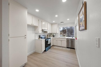 This stunning upstairs townhouse-style condo offers the perfect - photo 10