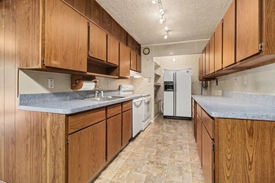 Amazing ranch home with 2 car garage offering 3 bedrooms plus 2 - photo 7