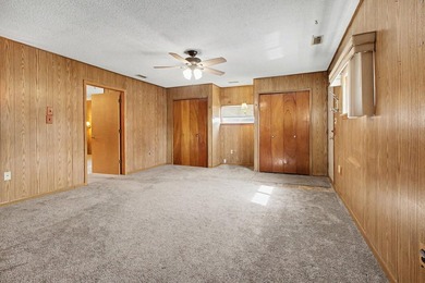 Amazing ranch home with 2 car garage offering 3 bedrooms plus 2 - photo 9