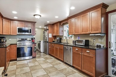 Welcome to 38 Appel Drive in Shirley! This spacious Colonial - photo 10