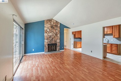 This well-maintained duet-style home, built in 1985, offers 3 - photo 4