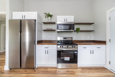 Newly built and thoughtfully designed, this modern 2-bedroom - photo 7