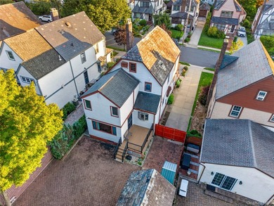 LAND! LAND!! LAND!!! Nestled in Great Neck on a very quiet block - photo 2