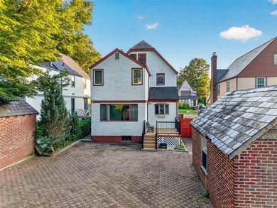 LAND! LAND!! LAND!!! Nestled in Great Neck on a very quiet block - photo 4