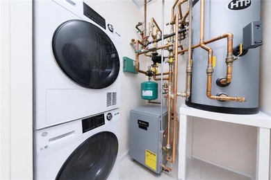 Welcome to this beautifully maintained 2-bedroom, 2-bath Condo - photo 12