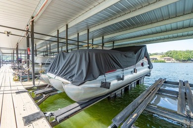 Fabulous townhome with a covered boat slip + 2-car garage on - photo 3