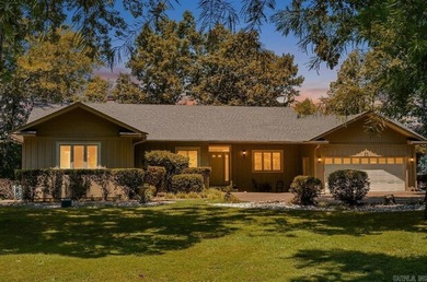 Nestled on a premier Lake Balboa street, this waterfront estate - photo 1