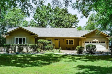 Nestled on a premier Lake Balboa street, this waterfront estate - photo 2