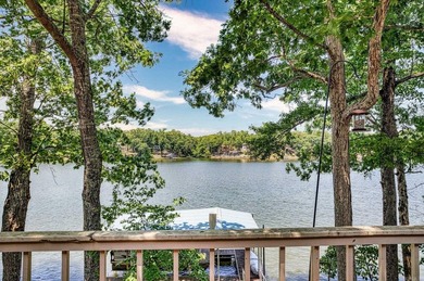 Nestled on a premier Lake Balboa street, this waterfront estate - photo 5