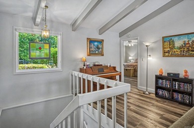 Nestled on a premier Lake Balboa street, this waterfront estate - photo 8