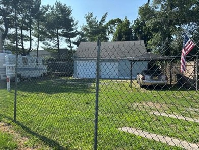 Zoned - Business 1 - Small building with storage in a prime - photo 2