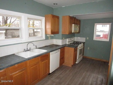The charming Rensselaer Colonial features 3 spacious bedrooms, 1 - photo 2
