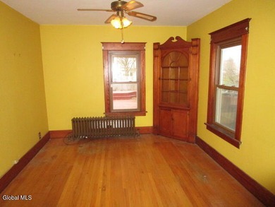 The charming Rensselaer Colonial features 3 spacious bedrooms, 1 - photo 3