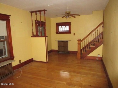 The charming Rensselaer Colonial features 3 spacious bedrooms, 1 - photo 4