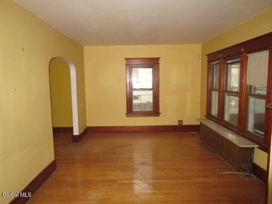 The charming Rensselaer Colonial features 3 spacious bedrooms, 1 - photo 5