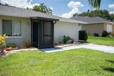Beautifully maintained duplex featuring SHARED POOL two spacious - photo 2