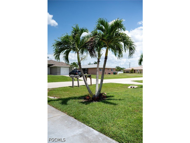 Beautifully maintained duplex featuring SHARED POOL two spacious - photo 5