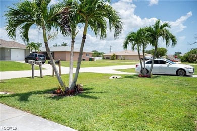 Beautifully maintained duplex featuring SHARED POOL two spacious - photo 6