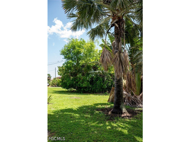 Beautifully maintained duplex featuring SHARED POOL two spacious - photo 7