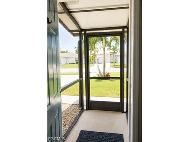 Beautifully maintained duplex featuring SHARED POOL two spacious - photo 9