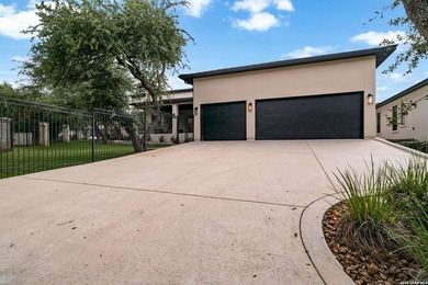 Welcome to 22 Saxby Glen, a breathtaking 4-bedroom, 5-bath - photo 31