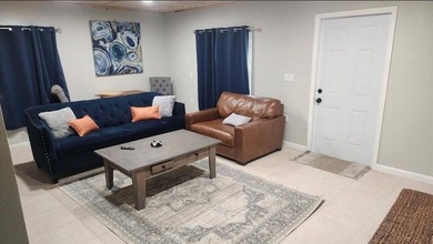 Located in the highly sought-after SoSo area of West Palm Beach - photo 4