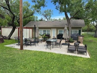 Looking for a relaxing retreat on the lake? Here is your - photo 2