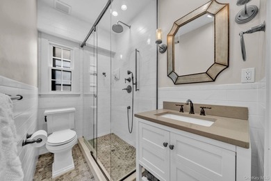 Move right into this beautifully renovated one bedroom, one bath - photo 8