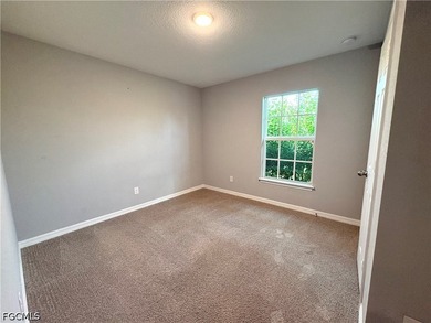 Nearly-new 2023 construction with no HOA fees or restrictions! - photo 3