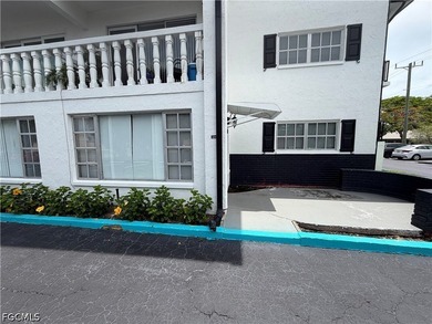Fantastic opportunity to own a desirable 1st-floor end unit in - photo 4