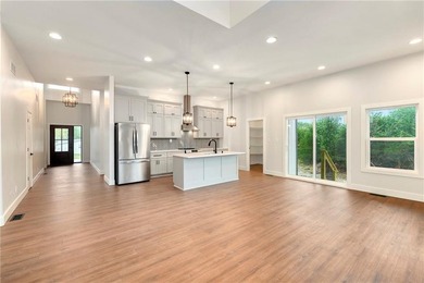 Dreaming of a high-quality lake home? Come see The Retreat - a - photo 12