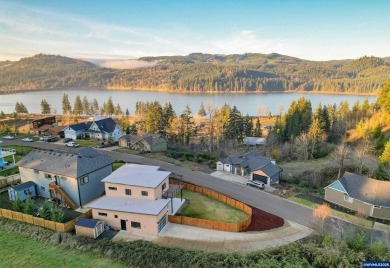 Lake Home For Sale in Sweet Home, Oregon
