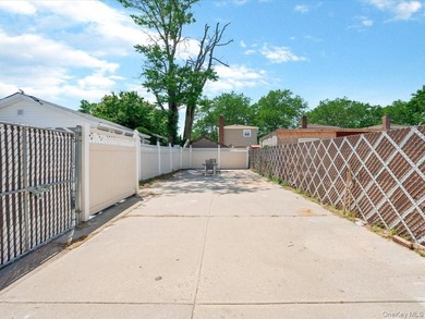 Beautiful renovated semi-attached colonial on a quiet tree lined - photo 19