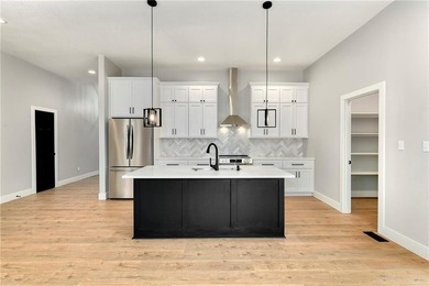 Dreaming of a high-quality lake home? Come see The Retreat - a - photo 12