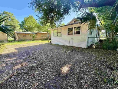 Fully renovated and move-in ready! This charming 3-bedroom - photo 21