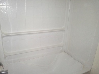 Four-bedroom house located close to campus with off-street - photo 6