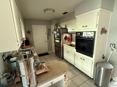 Spacious 3 Bdr / 2 & 1/2 Baths / 2 Car garage home with Family - photo 8