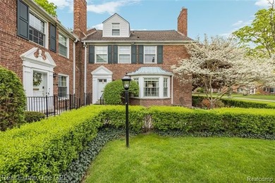 Beautiful Georgian-style townhouse condominium in a prime - photo 2