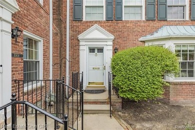 Beautiful Georgian-style townhouse condominium in a prime - photo 3