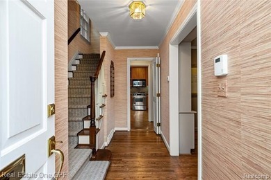Beautiful Georgian-style townhouse condominium in a prime - photo 4