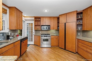 Beautiful Georgian-style townhouse condominium in a prime - photo 5