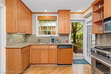 Beautiful Georgian-style townhouse condominium in a prime - photo 6