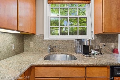 Beautiful Georgian-style townhouse condominium in a prime - photo 7