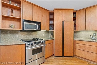 Beautiful Georgian-style townhouse condominium in a prime - photo 8