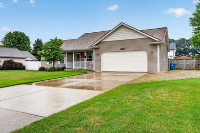 Move-in ready and packed with potential! This inviting 3-bedroom - photo 4