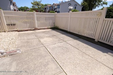 Welcome to this move-in-ready 3-bedroom, 3 bath end unit condo - photo 20